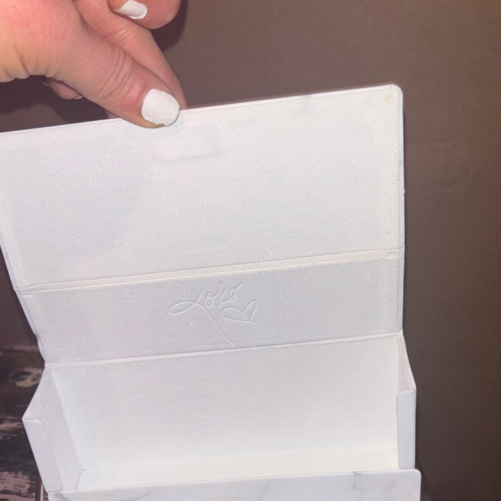 DIFF KOKO by Khloe Kardashian Sunglasses & Case - Picture 10 of 11